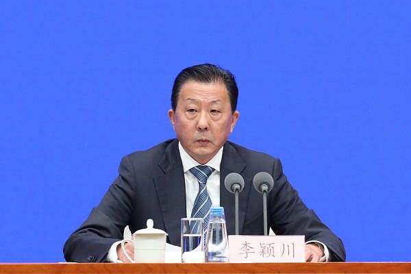 双方首发以及换人信息：多特首发：1-科贝尔、24-默尼耶（80''17-沃尔夫）、4-施洛特贝克（73''7-雷纳）、15-胡梅尔斯（45''25-聚勒）、5-本塞拜尼、23-埃姆雷-詹、20-萨比策、19-布兰特、21-马伦、43-吉滕斯（63''48-班巴）、14-菲尔克鲁格（63''9-阿莱）替补未出场：33-迈尔、2-默雷伊、6-厄兹詹、11-罗伊斯美因茨首发：33-巴茨、2-姆韦内、3-范登贝尔赫、16-斯特凡-贝尔、30-威德默（90''21-达科斯塔）、31-多米尼克-科尔、14-克劳斯、7-李在城、10-里希特（70''29-伯卡特）、43-格鲁达（70''24-帕佩拉）、9-奥尼西沃（92''4-巴尔科克）替补未出场：1-里斯、17-阿若克、45-马穆托维奇、47-47-拉塞-威廉、48-马库斯-穆勒